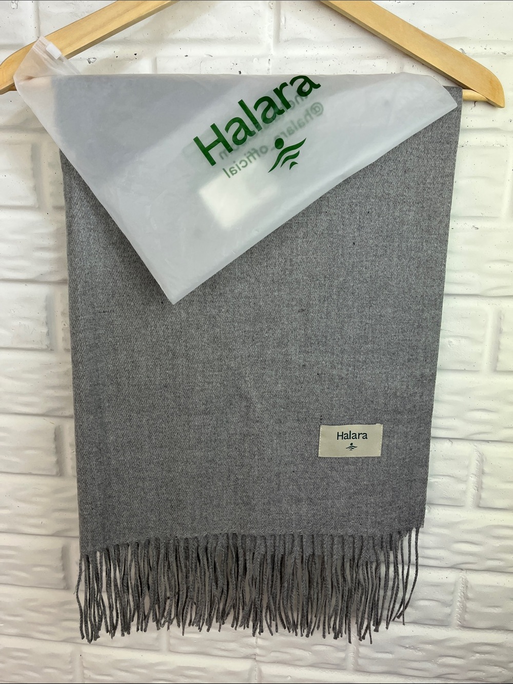 HALARA GRAY FRINGED ULTRA SOFT LARGE SCARF NEW 26x72